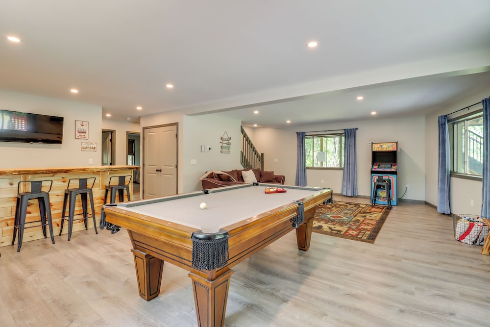Hot Tub & Community Beach: Albrightsville Home!