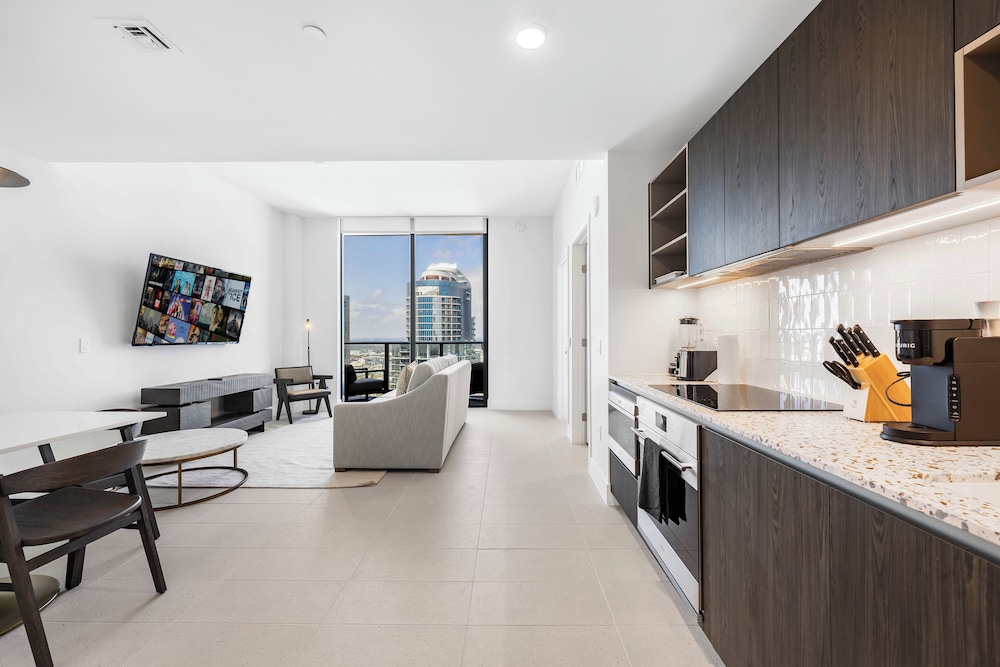 Lux Studio W City Views and Pool