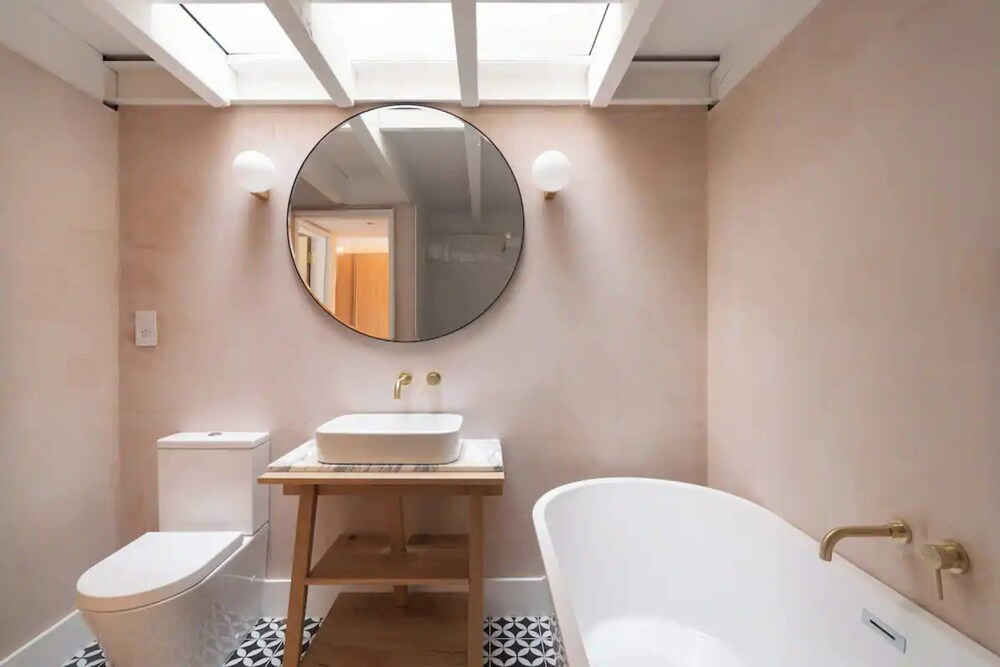 Rustic & Spacious 2BD Flat Near White City