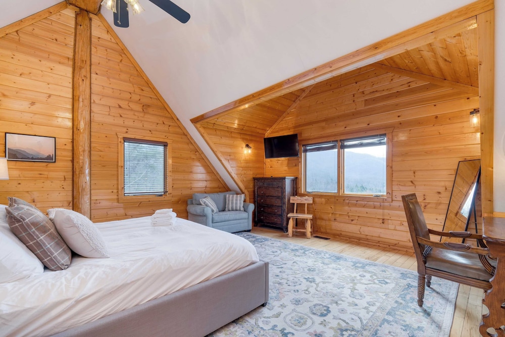 Pinnacle Chalet by Avantstay Luxury Cabin w/ Panoramic Views, Fireplace & Game Room