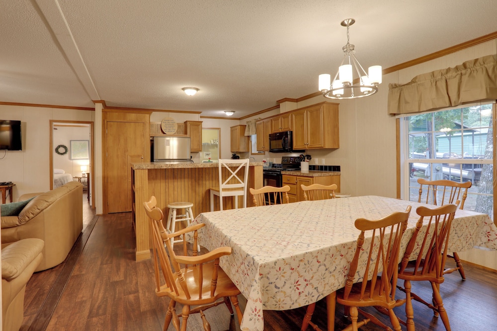 Greers Ferry Lake Access: Cabin w/ Boat Slip!