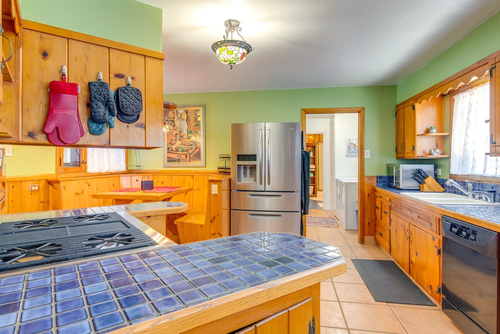 Charming Idaho Springs Retreat on Chicago Creek!