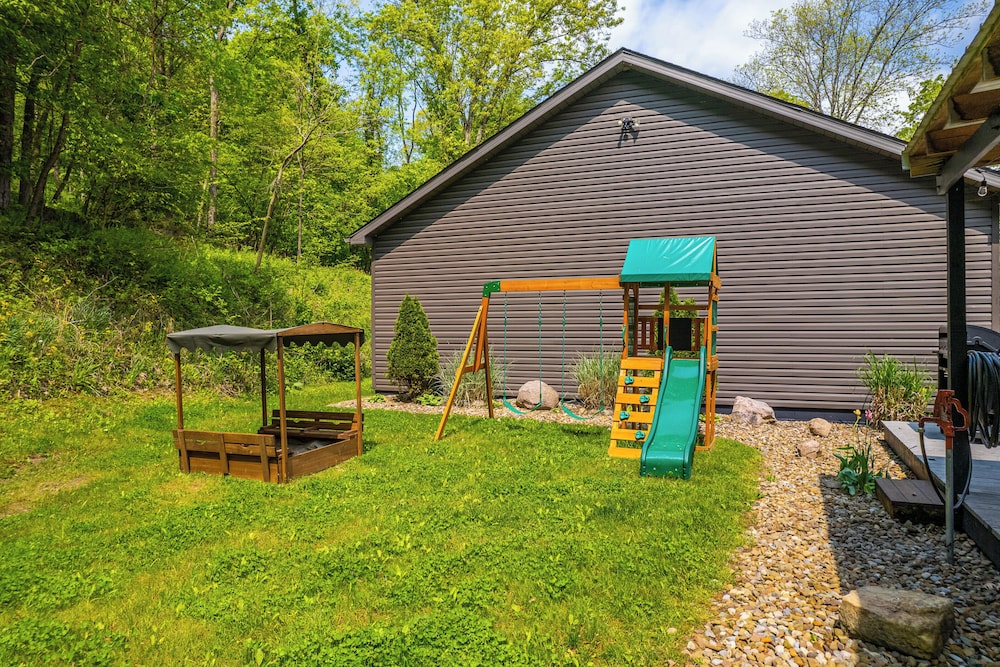 Home w/ Hot Tub, Pickleball & Disc Golf view 5