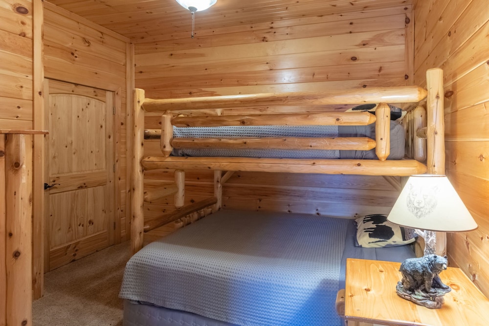 Luxury 4200 Sqft Log Cabin on 50 Acres Sleeps 16