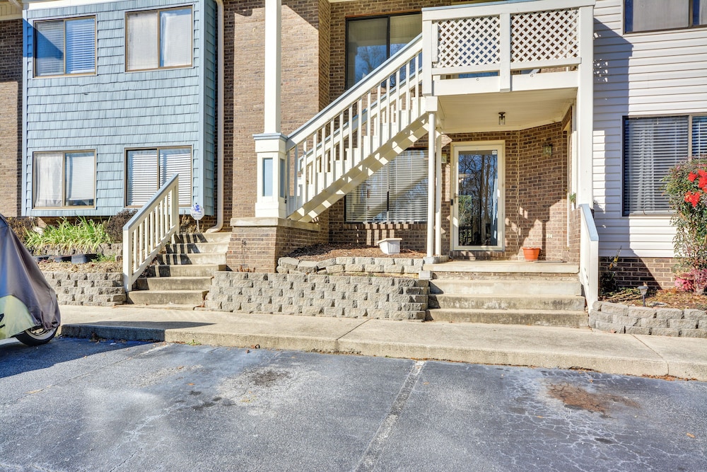 15 Mi to Greensboro: Archdale Condo w/ Fireplace