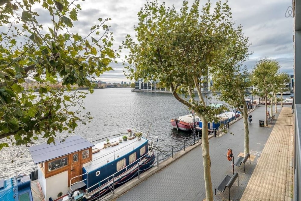Bright 2 Bed 2 Bath apt Near Canary Wharf