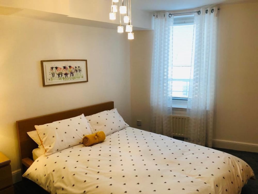 Remarkable 2 Bed Apartment in Edinburgh view 3