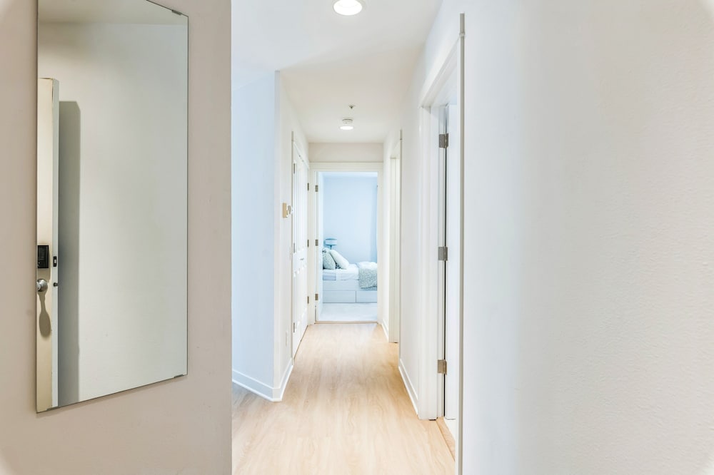 Walkable Seattle Gem Close To Everything 2 Bedroom Condo