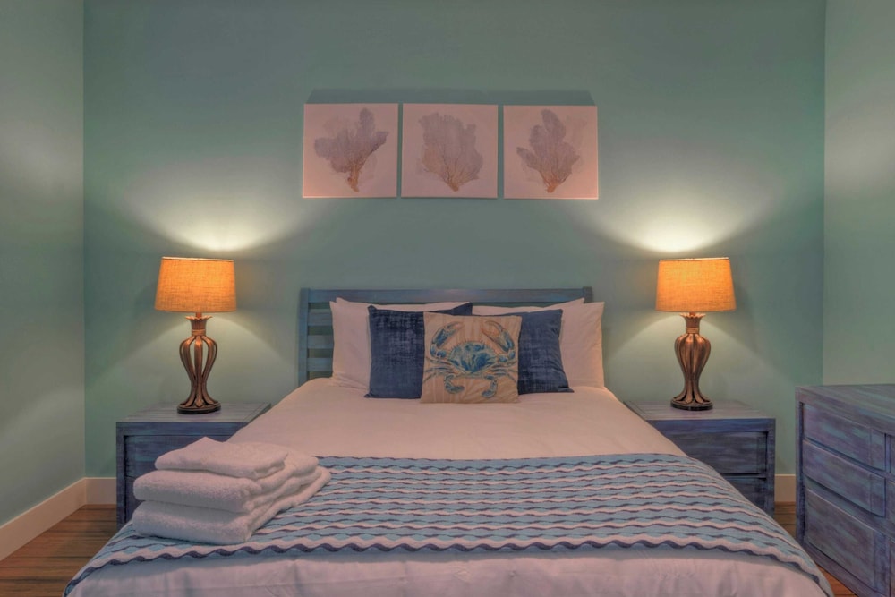 Sleeps 19 2 Homes w/ Pool, Foosball+shuffleboard Mins to the Beach + Shops