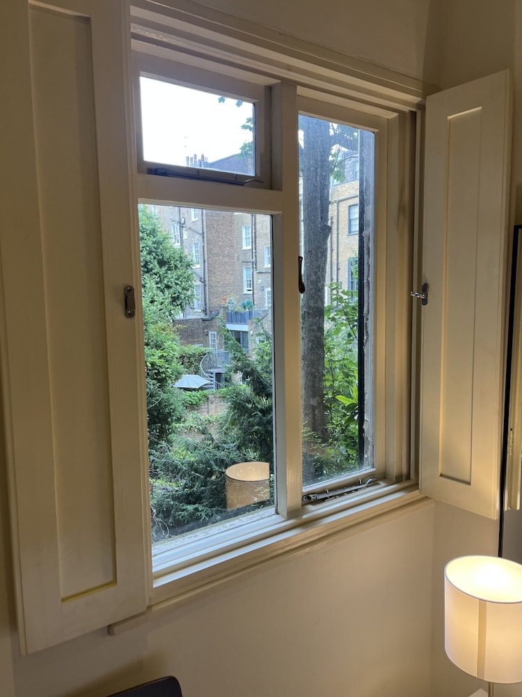 Newly Refurbished - Awesome 3 Bedroom Notting Hill Very Central With a Balcony