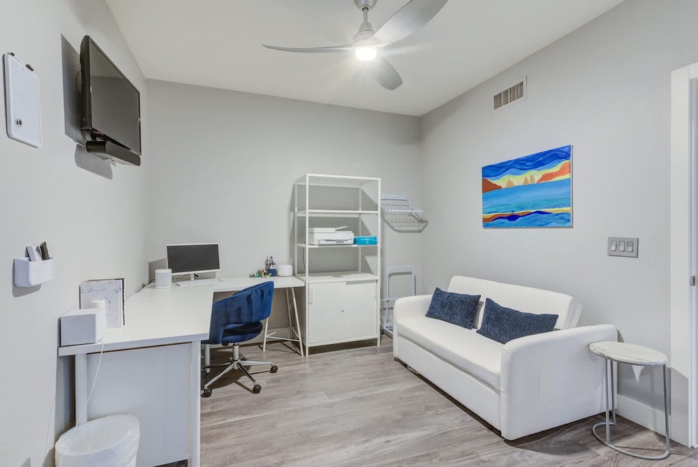 Lux Scottsdale Condo Overlooks 9th Hole Near Golf