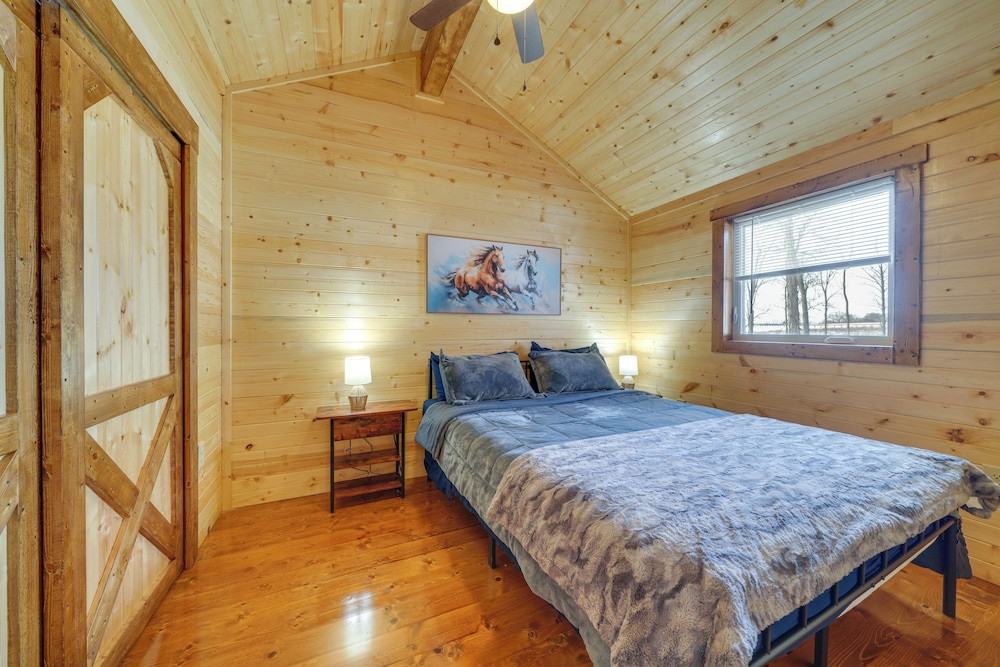 28 Mi to Downtown Louisville: Serene Farm Getaway