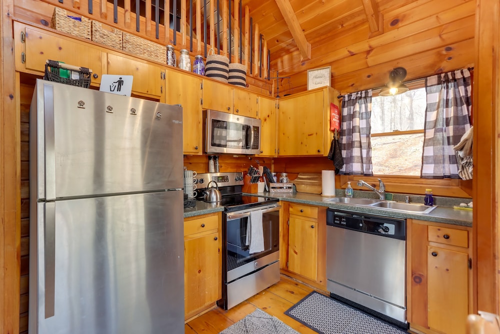 Blue Ridge Retreat w/ Hot Tub & Mountain Views! view 2