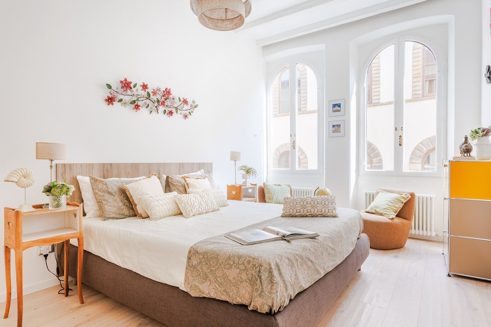 Casa Joyce in Lucca With 1 Bedrooms and 1 Bathrooms