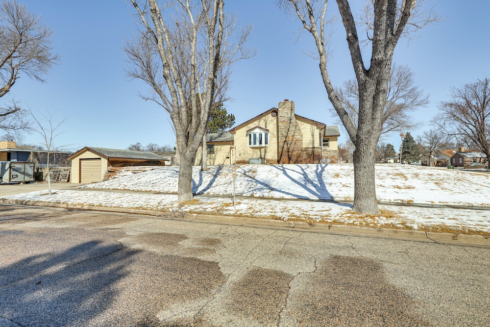 1/2 Mi to Dtwn: Pierre Family Home w/ Patio