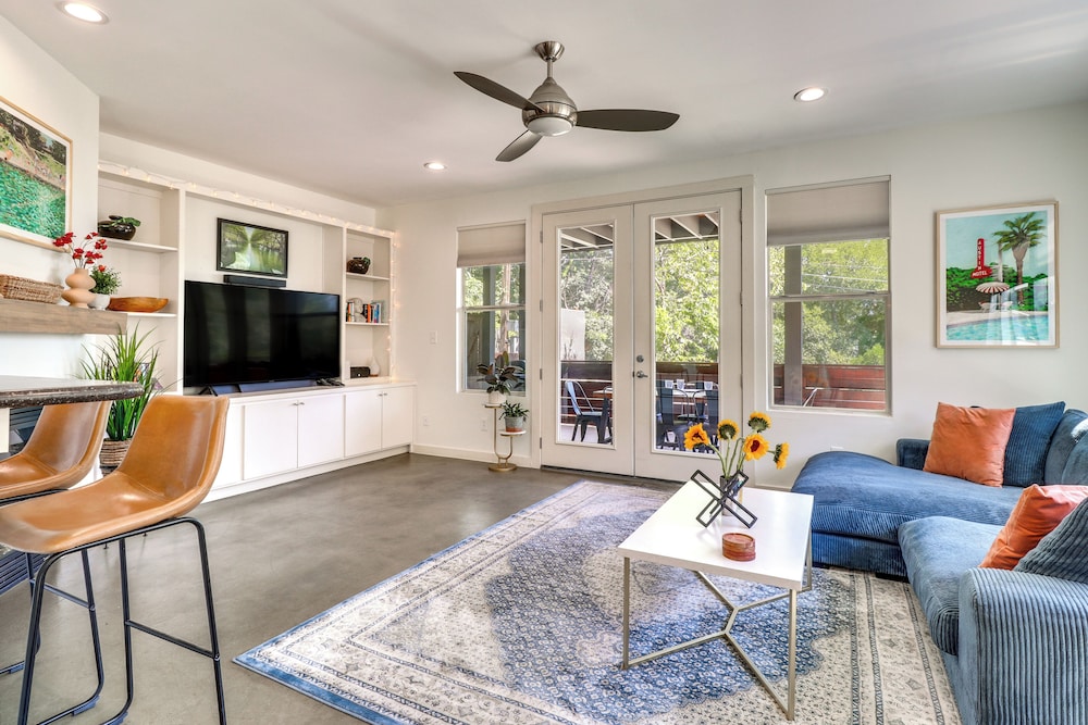 3 Mi to Dtwn: Centrally Located Austin Townhome