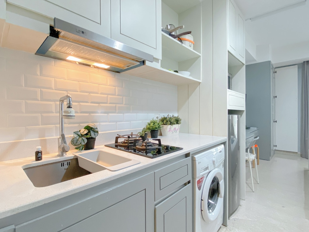 Pleasant Studio Room At Gold Coast Apartment