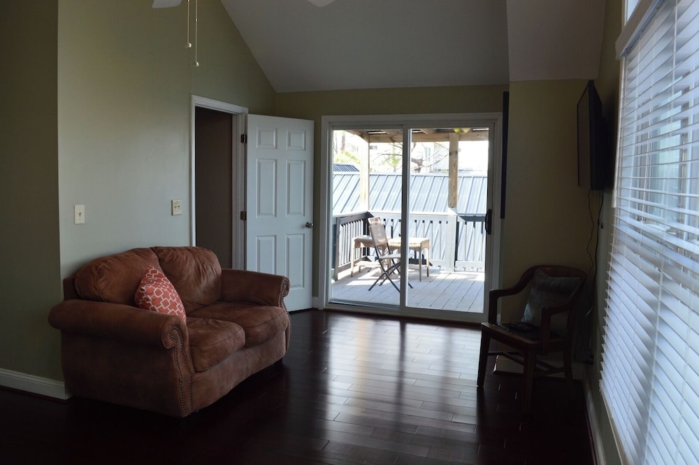 5 BR House Lake Retreat w/ Hot Tub, Sleeps 12