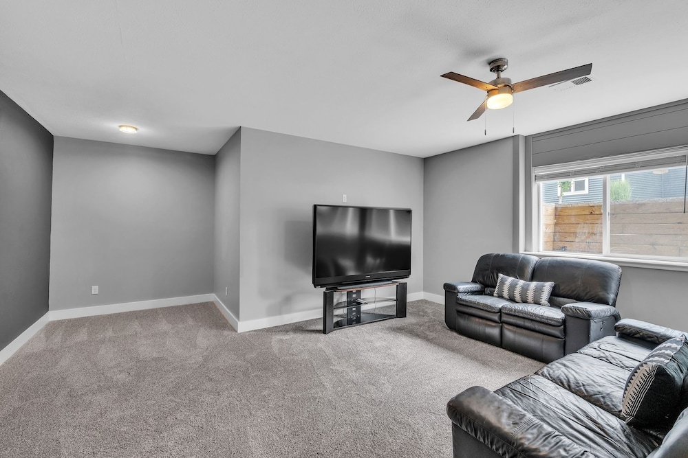 Pet-friendly Getaway With Golf & Private Patio Retreat 4 Bedroom Home