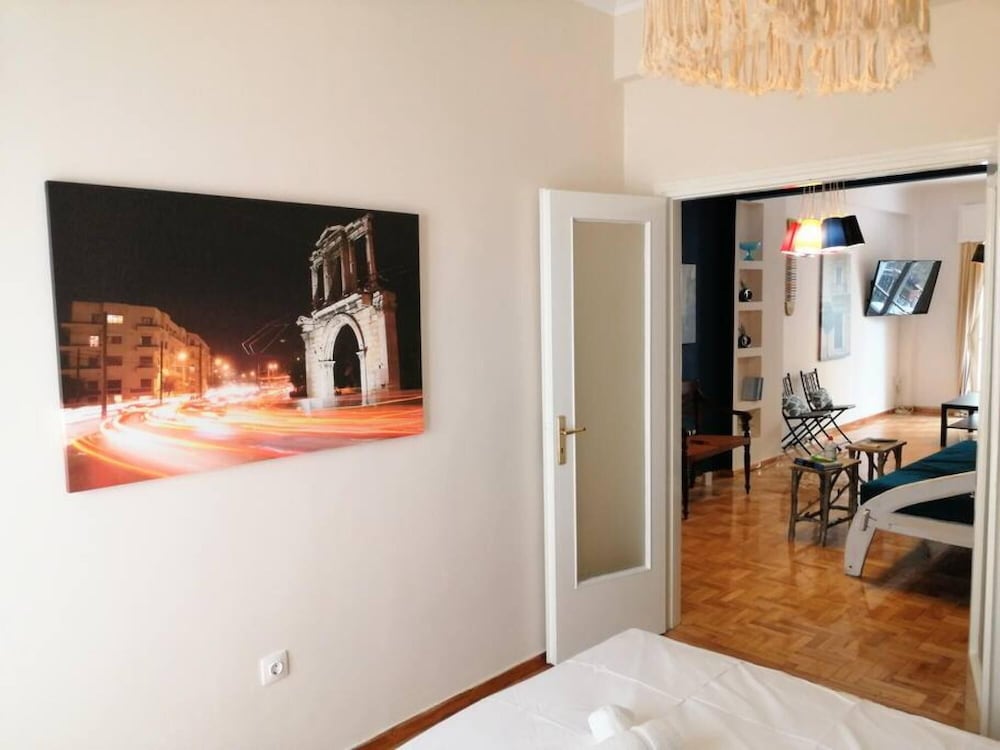 Magnificent Apartment Under the Acropolis