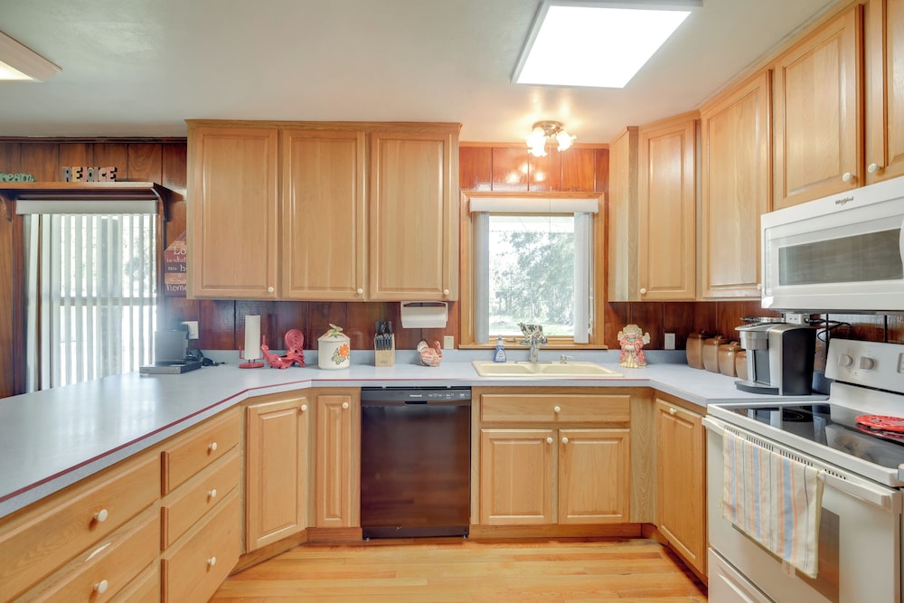 Private 3-acre Retreat w/ Game Room in Bunnell!