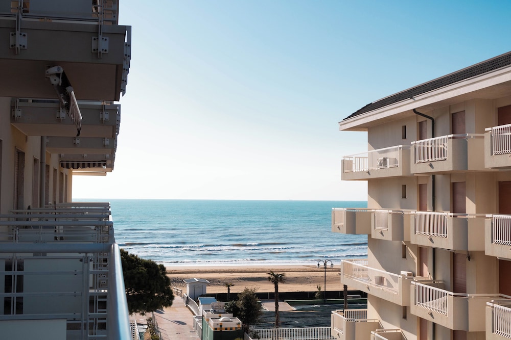 Spacious Apartment With Balcony by the sea
