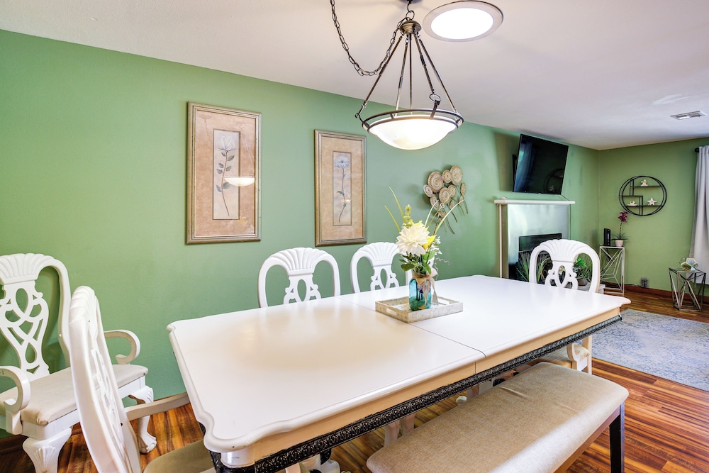 3 Mi to U of O Pet-friendly Home w/ Covered Deck!