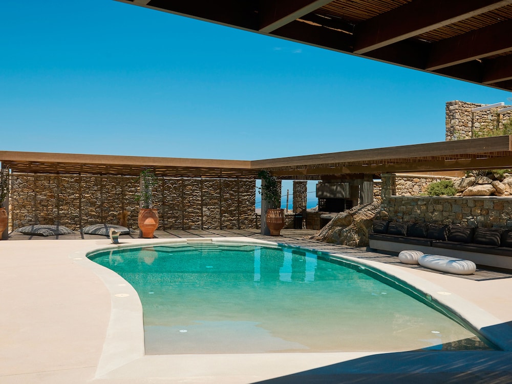 Kounoupas Complex by Mykonos Rocks