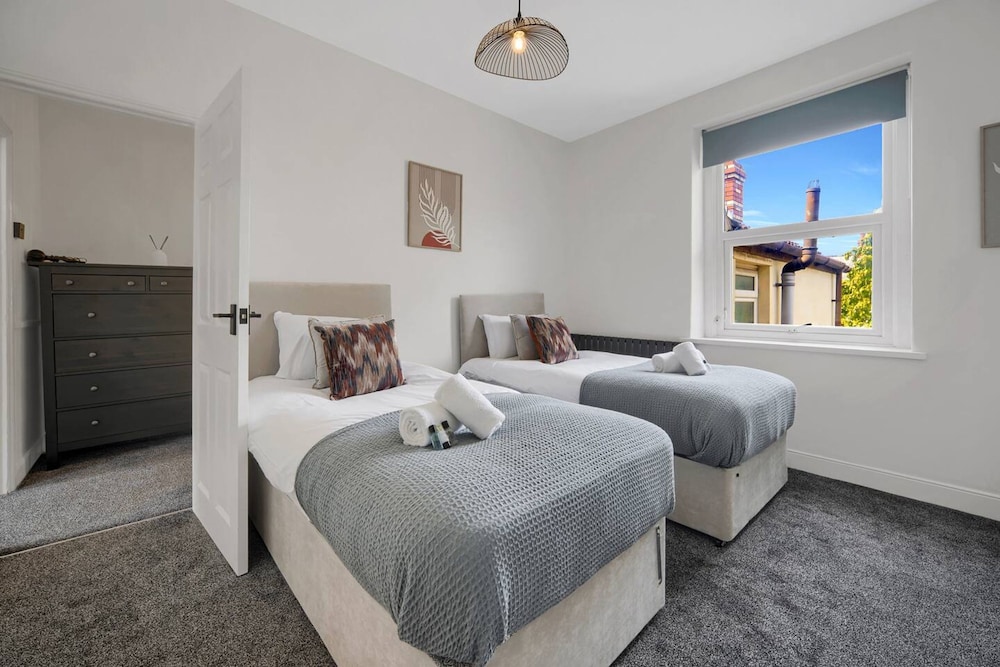 Central Chic - Huge Home - Free Wifi