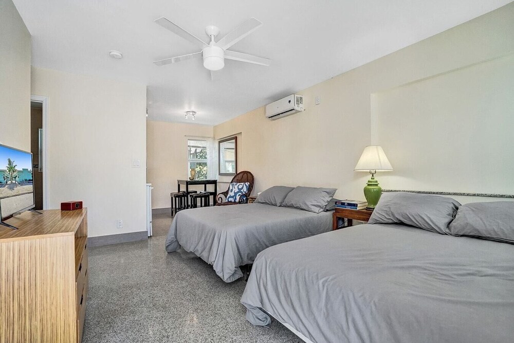 Hollywood Beach Home Steps to the Oceanbroadwalk view 2