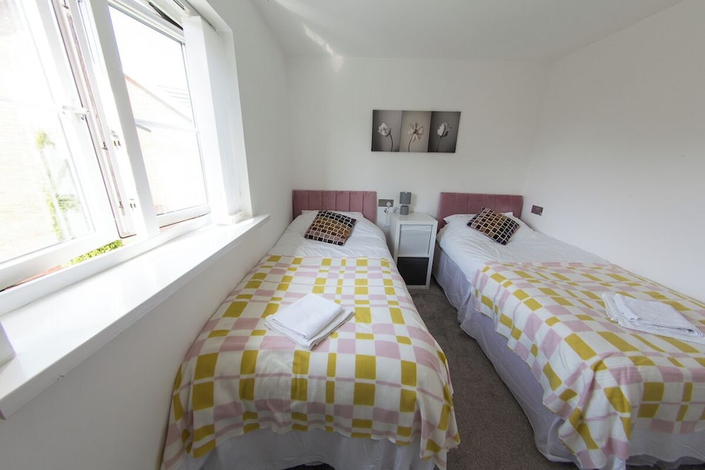 5 Bed Detached House - Sleeps 14