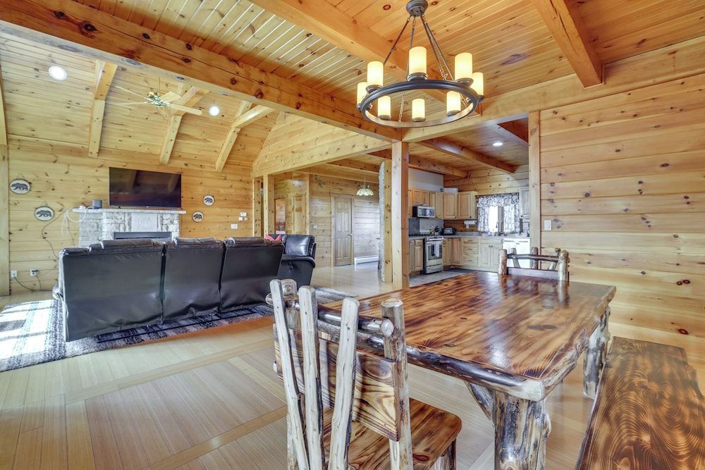 1 Mi to Lake Henry: Peaceful Poconos Cabin!