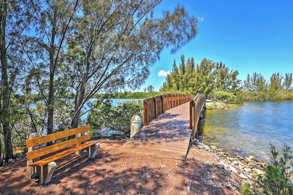 Gulf-view Condo w/ Beach Access & Patio in Hudson