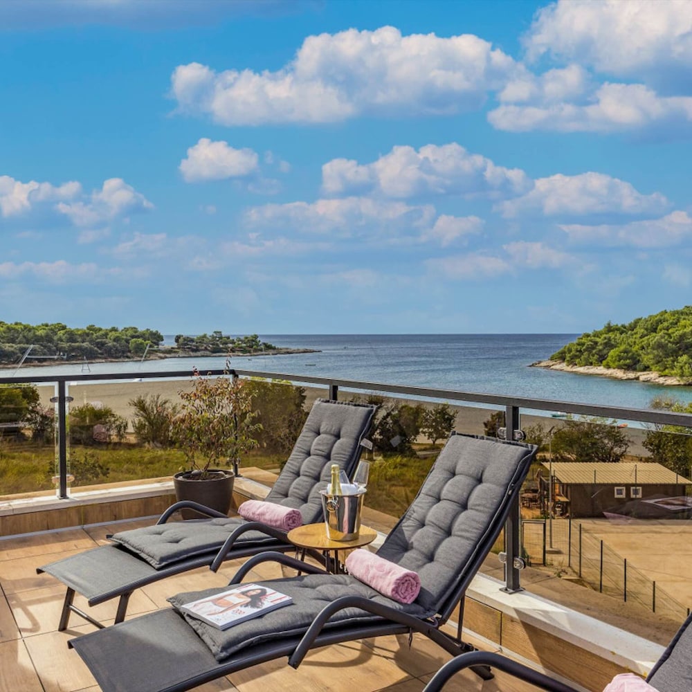 Villa Palma - Seaside Luxury Villa for 6 Person