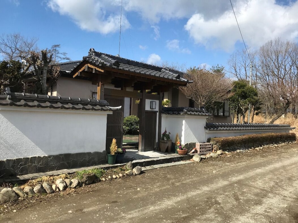 Spacious Traditional House view 5