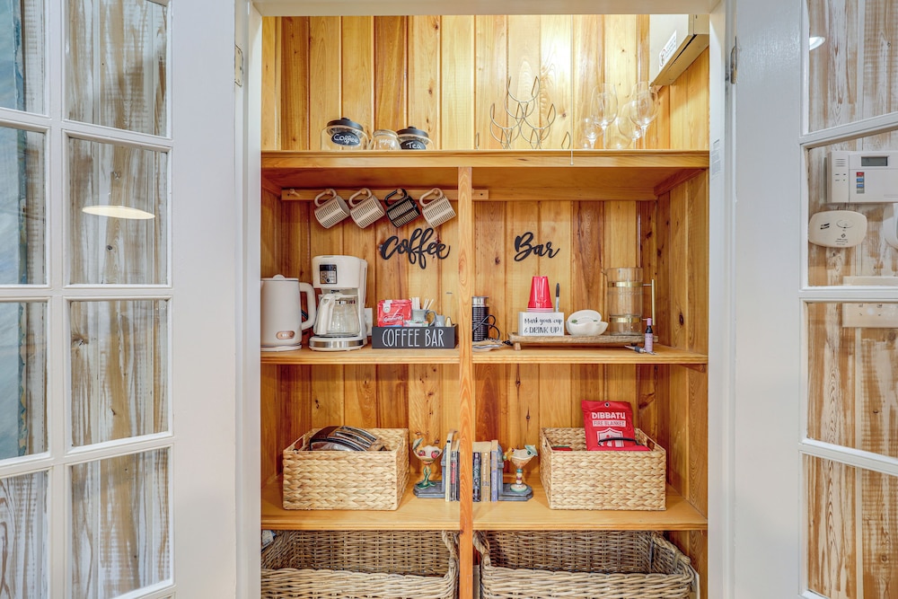 3 Mi to Beach: Pawleys Island Cottage