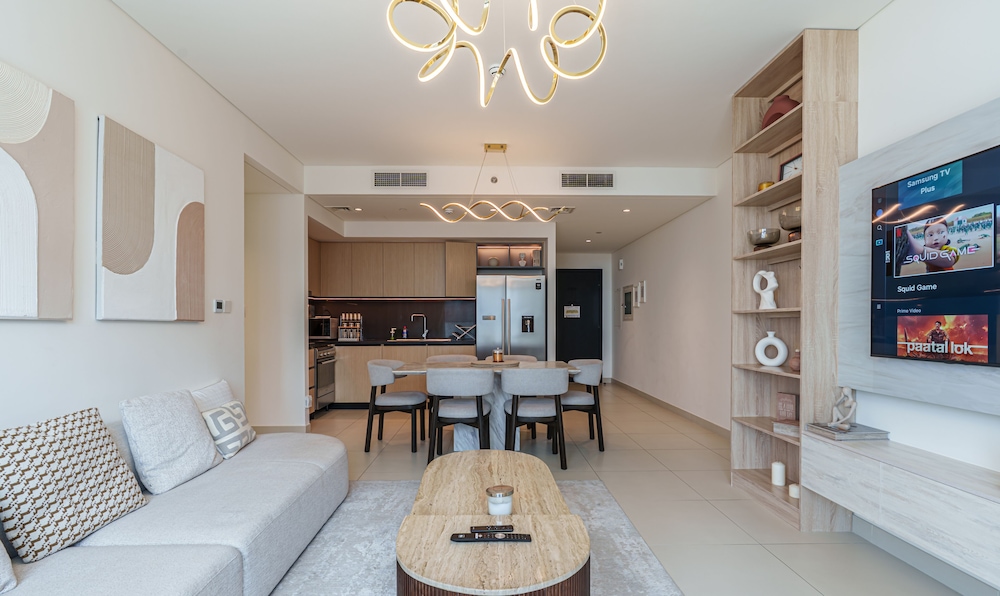 Downtown 2BR | Walk to Burj Khalifa + Dubai Mall