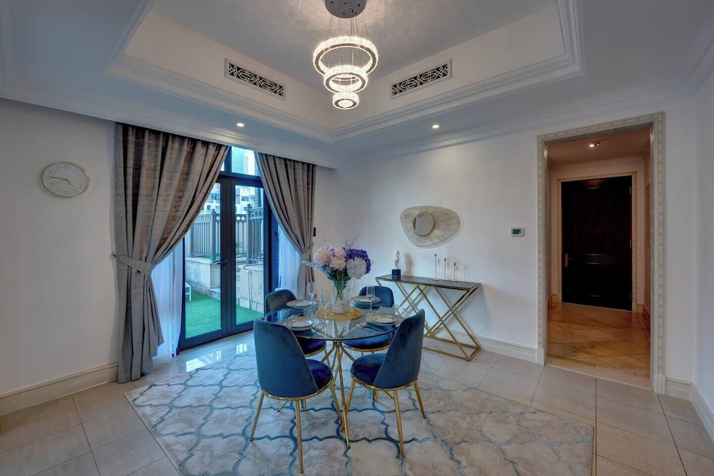 Durrani Homes - Unique Garden Apt at Souk Al Bahar besides Dubai Mall & Burjkhalifa with private jaccuzi