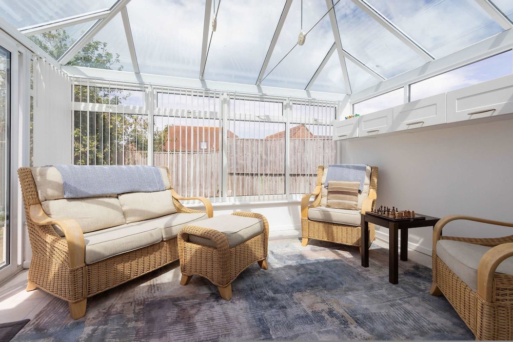 3-bed Beach Bungalow Garden 150m to Sea