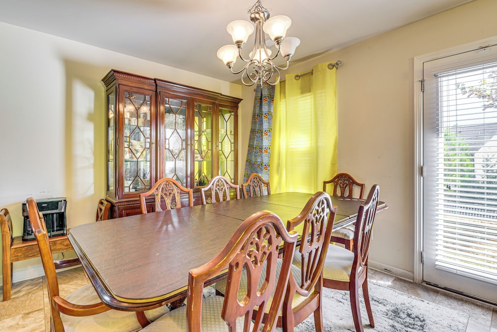 6 Mi to Atlanta Airport! Home w/ Furnished Patio