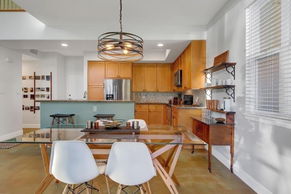 Well-equipped - Close to Beaches - In-unit AC - Vrkcv
