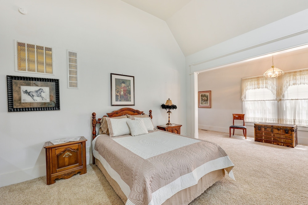 Paris Vacations - Paris Vacation Rental  15 Mi to Mount Magazine! - Property Image 6