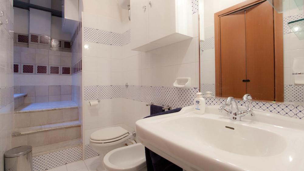 Rental in Rome Arco Ciambella Loft