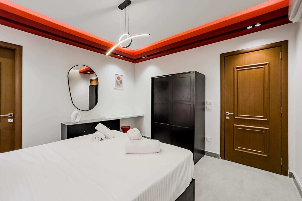 Ample & Artistic 2bdr Apt. 5 min to CAI Airport