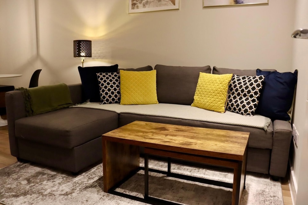 Renovatedapartmentsleeps4-freeparking-tv