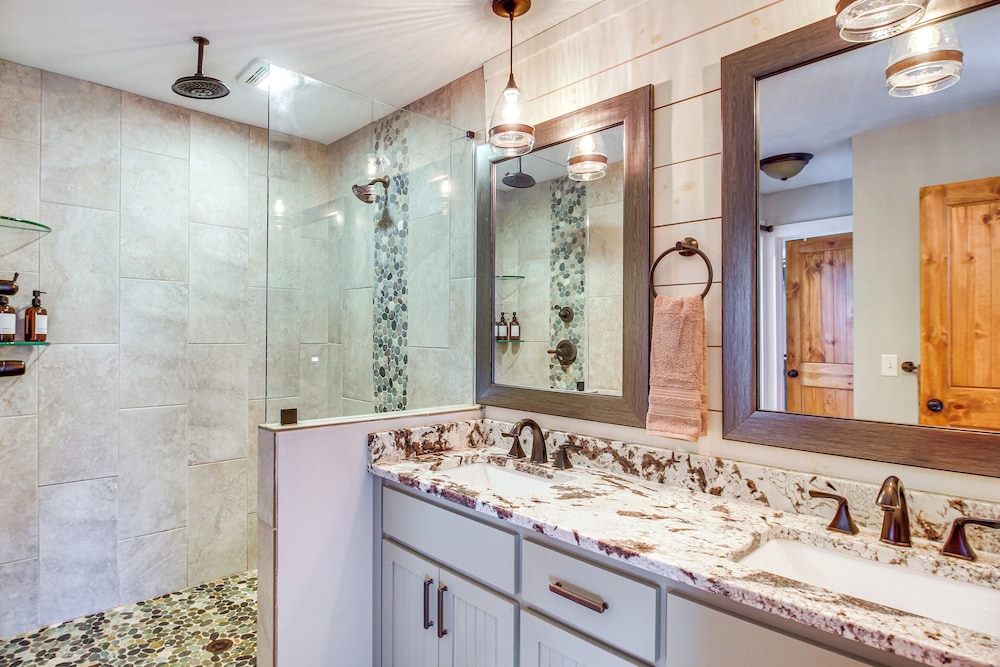 Hot Tub & Movie Room: Updated Cabin in Ellijay!