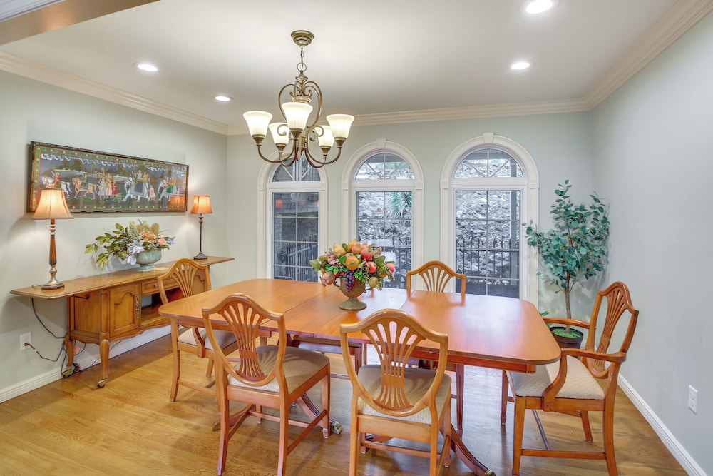 Screened-in Porch w/ Views: Hot Springs Getaway!