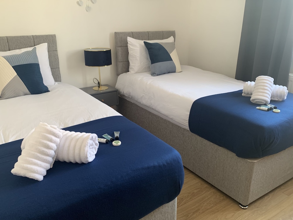 Absolute Stay in Sherwood-free Parking-east Midlands Airport-contractors-family view 2