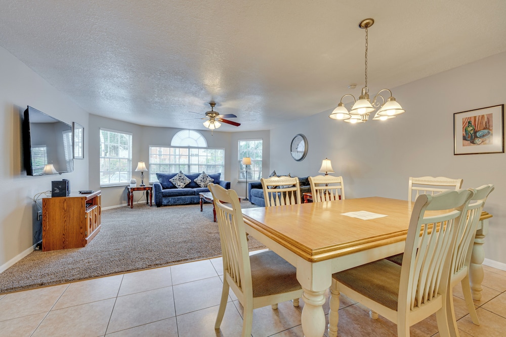 7 Mi to Disney: Condo w/ Pool & Hot Tub Access!