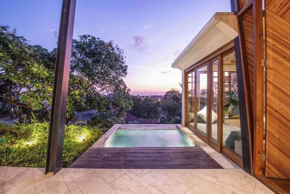 Gorgeous 2-br Penthouse With Views, 800m to the Be
